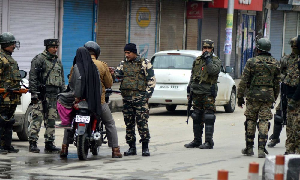 restrictions-curfew-checking-army-kashmir-1000x600