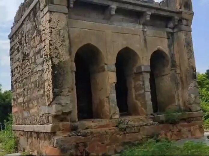 Qutub shahi masjid demolished in hyderabad india