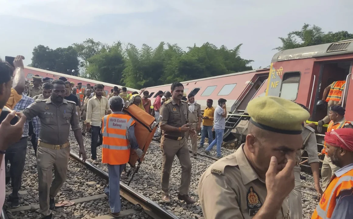 train derails up